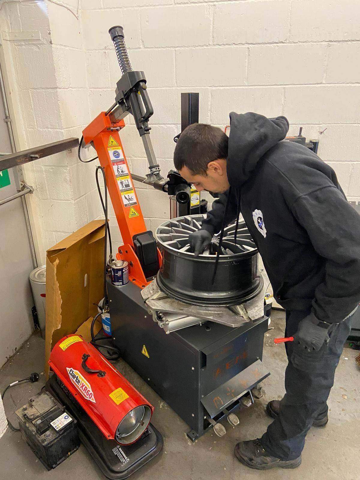 A tyre on the fitting machine